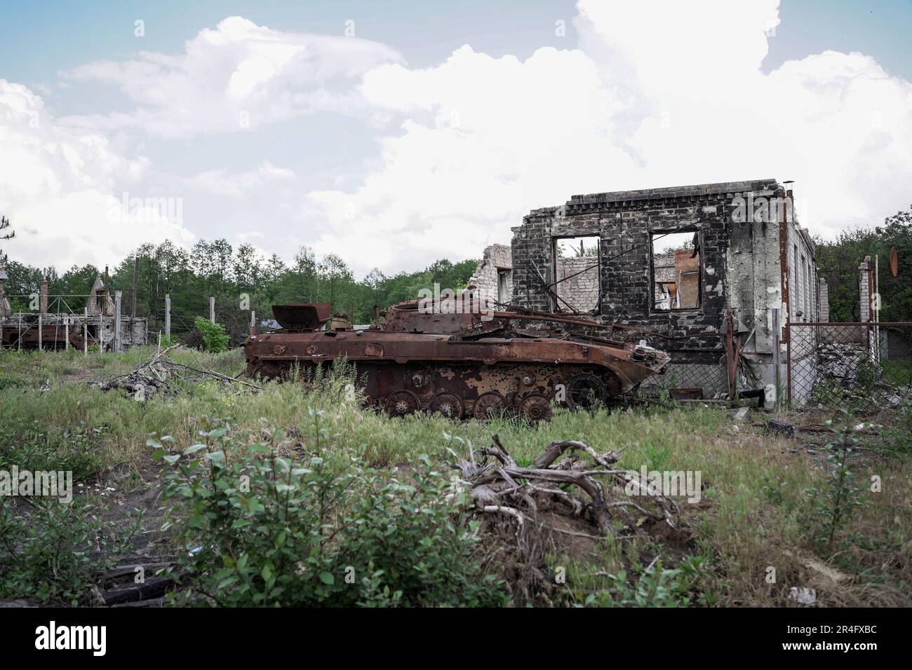Swjatohirsk, Ukraine. 23. Mai 2023. Blick auf einen verbrannten Tank in einer kürzlich besetzten Region der ukrainischen Donbass-Region. Die zerstörte Stadt Swjatohirsk in der ukrainischen Donezregion. Erst vor ein paar Monaten wurde es von russischen Truppen besetzt. Die ukrainische Armee befreite die Stadt, aber die Narben des Krieges bestehen noch. Kredit: SOPA Images Limited/Alamy Live News Stockfoto