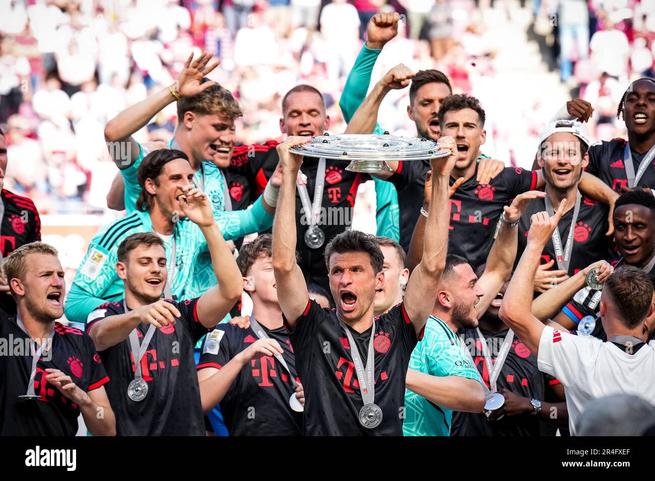 Köln, Deutschland. 27. Mai 2023. KÖLN, DEUTSCHLAND - MAI 27: Thomas Müller vom FC Bayern München feiert nach dem Bundeliga-Titel nach dem Bundesliga-Spiel zwischen 1 mit der Bundesliga-Meisterschale. FC Köln und FC Bayern München im RheinEnergieStadion am 27. Mai 2023 in Köln (Foto von Rene Nijhuis/Orange Pictures). Gutschrift: Orange Pics BV/Alamy Live News Stockfoto