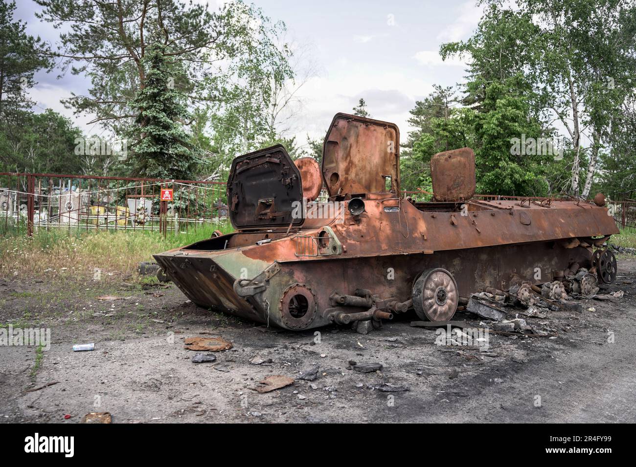 Swjatohirsk, Ukraine. 23. Mai 2023. Blick auf einen verbrannten Tank auf einem Friedhof in einer kürzlich besetzten Region der ukrainischen Donbass-Region. Die zerstörte Stadt Swjatohirsk in der ukrainischen Donezregion. Erst vor ein paar Monaten wurde es von russischen Truppen besetzt. Die ukrainische Armee befreite die Stadt, aber die Narben des Krieges bestehen noch. (Kreditbild: © Mihir Melwani/SOPA Images via ZUMA Press Wire) NUR REDAKTIONELLE VERWENDUNG! Nicht für den kommerziellen GEBRAUCH! Stockfoto