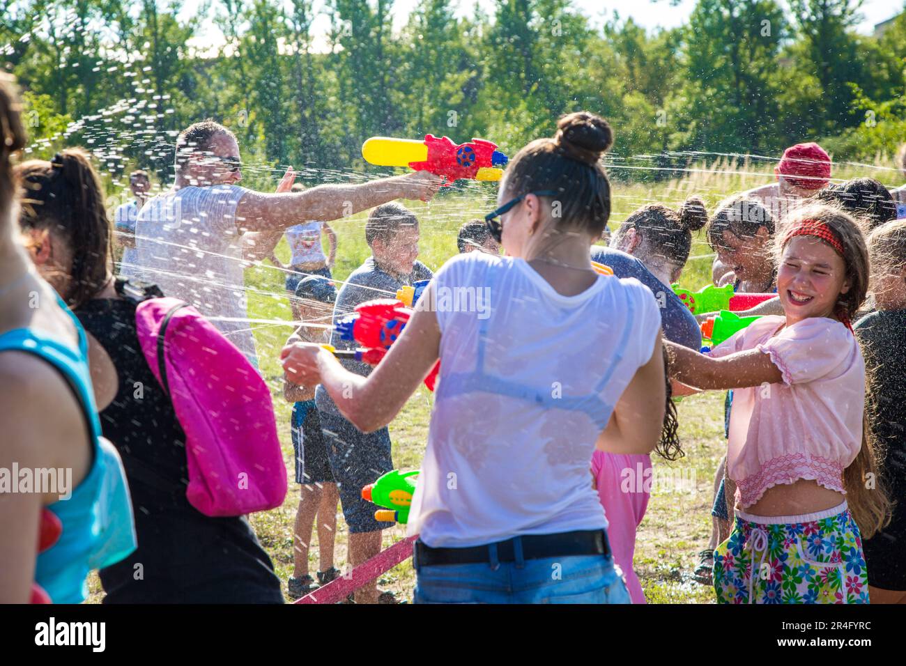 Kinder spielen Wasserschlacht, Wasserschlacht Stockfoto