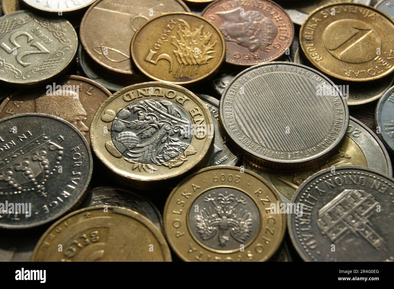 Münzen verschiedener Länder. Ein Fragment eines Münzhaufens. Stockfoto