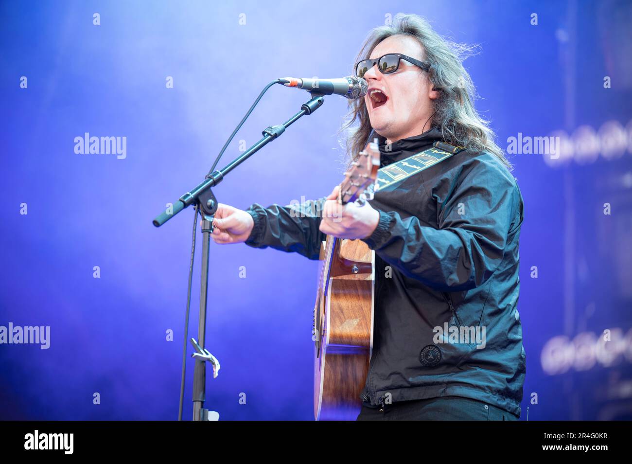 Warrington, Großbritannien. 27. Mai 2023 Jamie Webster tritt am 1. Tag des NBHD Weekender Festivals 2023 in Warrington auf der Hauptbühne auf. Kredit: Gary Mather/Alamy Live News Stockfoto