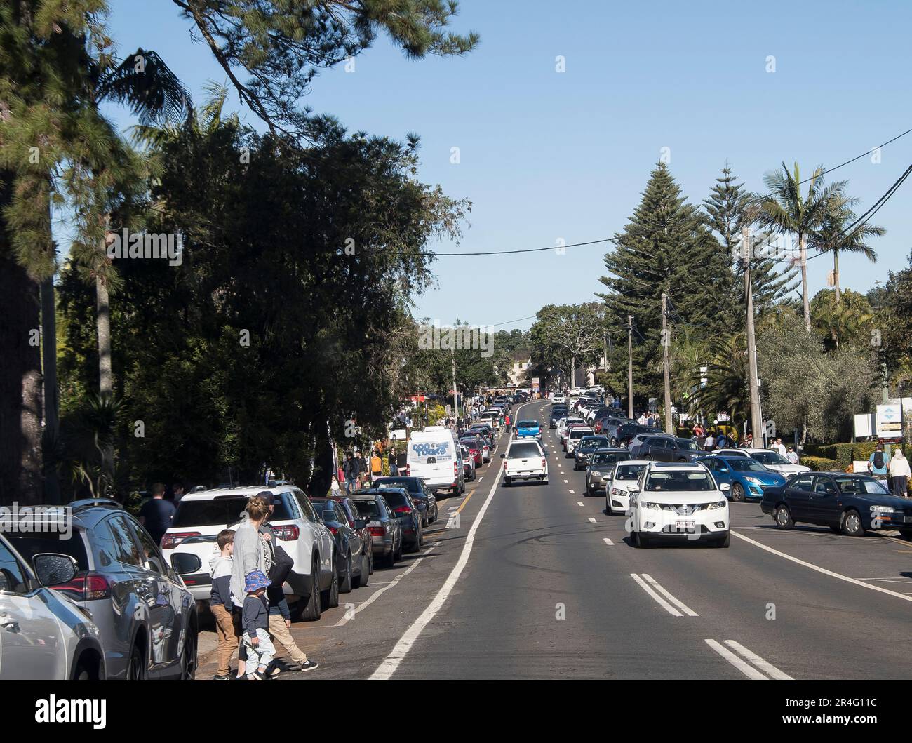 Zentrale Straße des Gallery Walk am Tamborine Mountain, Queensland, Australien. Beliebte Besucherattraktion im Hinterland der Gold Coast. Viele geparkte Autos. Stockfoto