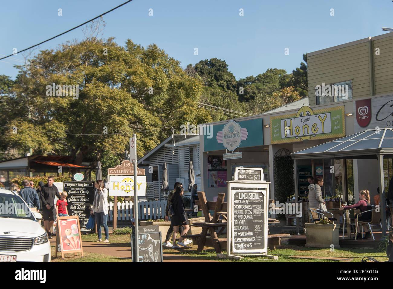 Geschäfte, Cafés und Touristen entlang des Gallery Walk am Tamborine Mountain, Queensland, Australien. Beliebte Besucherattraktion im Hinterland der Gold Coast. Stockfoto