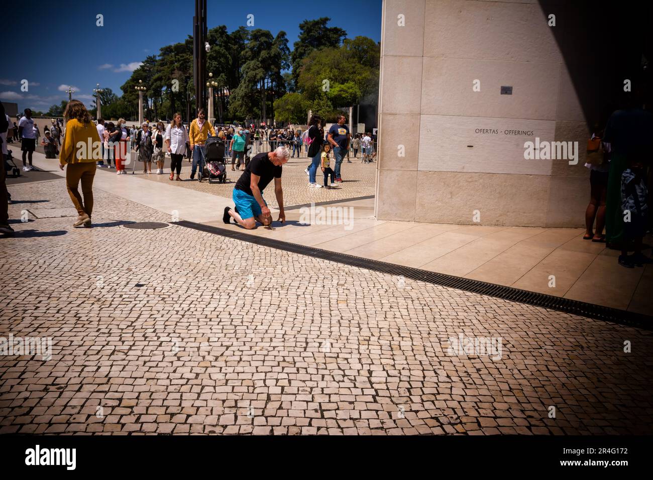 Fatima, Portugal - 25. Juni 20202: Treuer Vormarsch auf den Knien auf dem Platz des Heiligtums von Fatima, Portugal Stockfoto