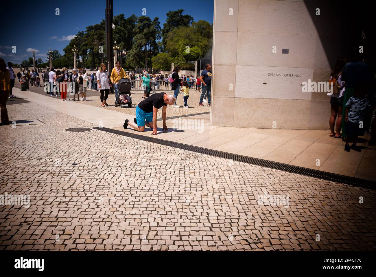 Fatima, Portugal - 25. Juni 20202: Treuer Vormarsch auf den Knien auf dem Platz des Heiligtums von Fatima, Portugal Stockfoto