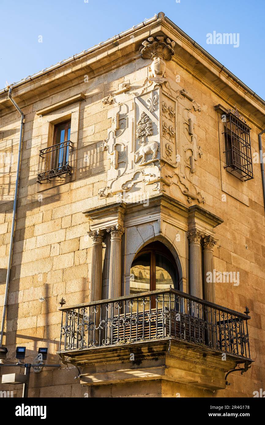 Detail einer Ecke eines Gebäudes im historischen Zentrum von Plasencia (Spanien) mit Details zum Balkon und dem Wappen Stockfoto