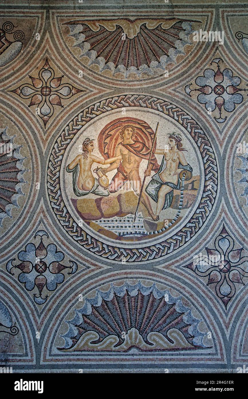 ST-ROMAIN-EN-GAL, FRANKREICH, 26. Mai 2023 : eines von Hunderten Mosaiken, die auf einer archäologischen Ausgrabungsstätte der antiken römischen Stadt Wien gefunden wurden Stockfoto