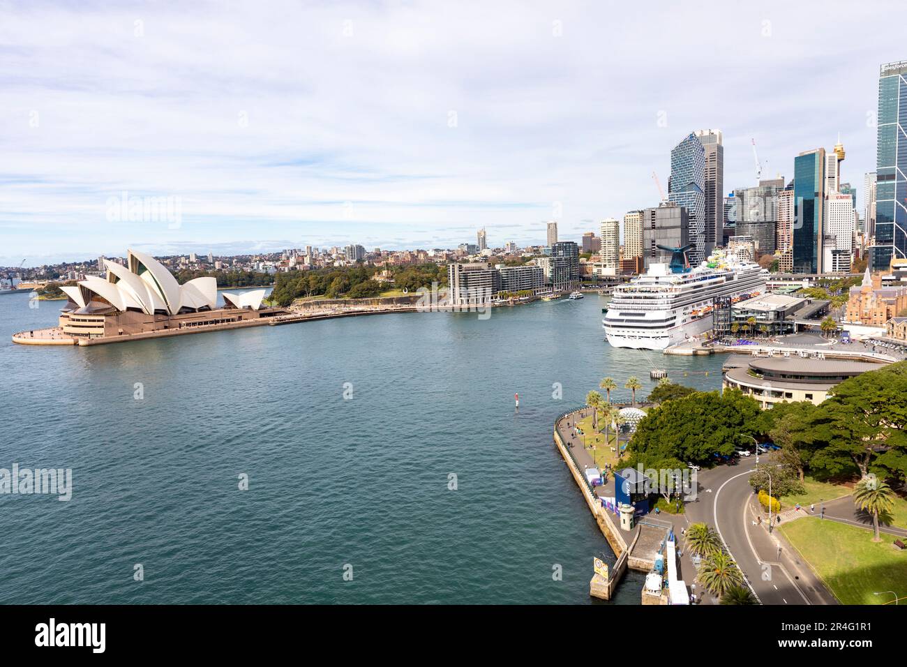 Kreuzfahrtschiff mit Karneval-Pracht am Circular Quay im Hafen von Sydney, Opernhaus, Unternehmensbürogebäude, Stadtbild, Sydney, NSW, Australien Stockfoto