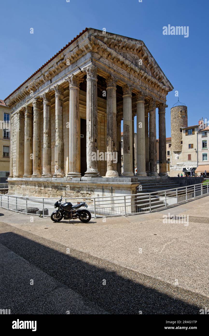 VIENNE, FRANKREICH, 26. Mai 2023 : der Tempel von Augustus und Livia ist ein römischer, peripher hexastylierter korinthischer Tempel, der Anfang des 1. jahrhunderts erbaut wurde Stockfoto