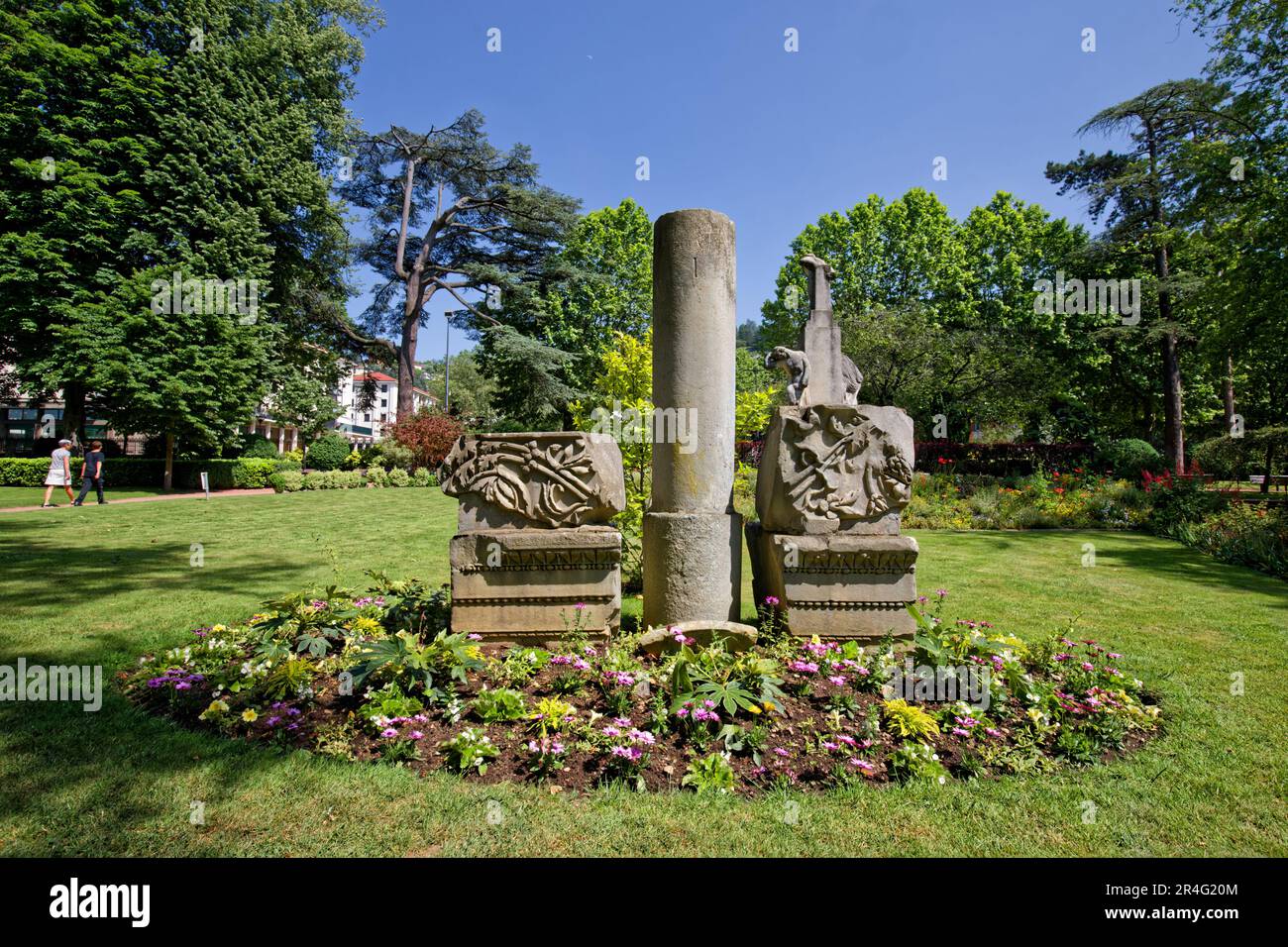 VIENNE, FRANKREICH, 26. Mai 2023 : Jardin de ville (Stadtgarten) hat viele römische Reststeine und Objekte. Stockfoto