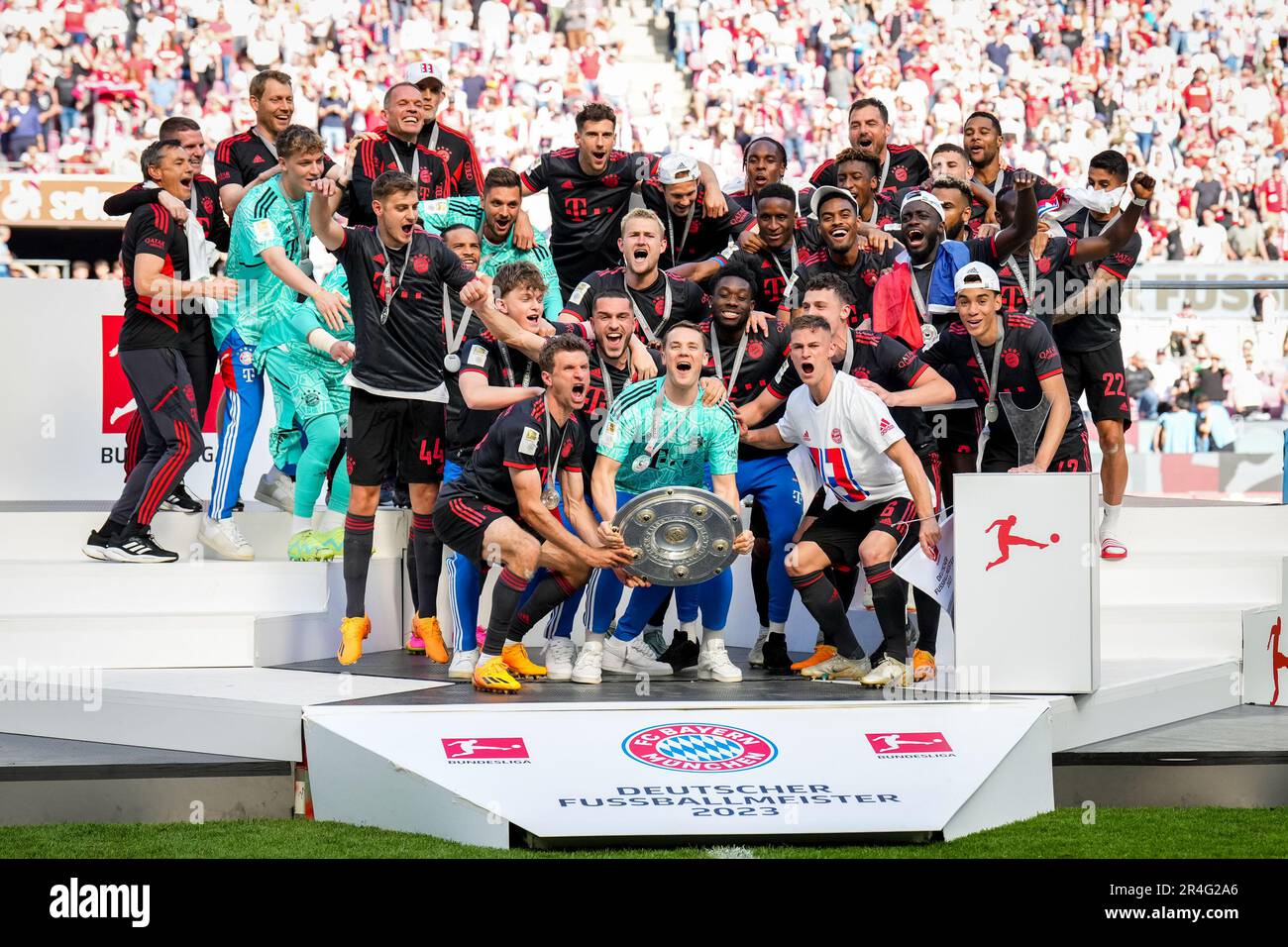 KÖLN, DEUTSCHLAND - MAI 27: Coach Thomas Tuchel vom FC Bayern München, Assistant Coach Zsolt Low vom FC Bayern München, Assistant Coach Arno Michels vom FC Bayern München, Torwart Coach Michael Computer vom FC Bayern München, Bouna Sarr vom FC Bayern München, Lucas Hernandez vom FC Bayern München, Manuel Neuer vom FC Bayern München, Alphonso Davies vom FC Bayern München, Johannes Schenk vom FC Bayern München, Yann Sommer vom FC Bayern München, Paul Wanner vom FC Bayern München, Dayot Upamecano vom FC Bayern München, Matthijs de Ligt vom FC Bayern München, Benjamin Pavard vom FC Bayern München, Joshua Kimm Stockfoto