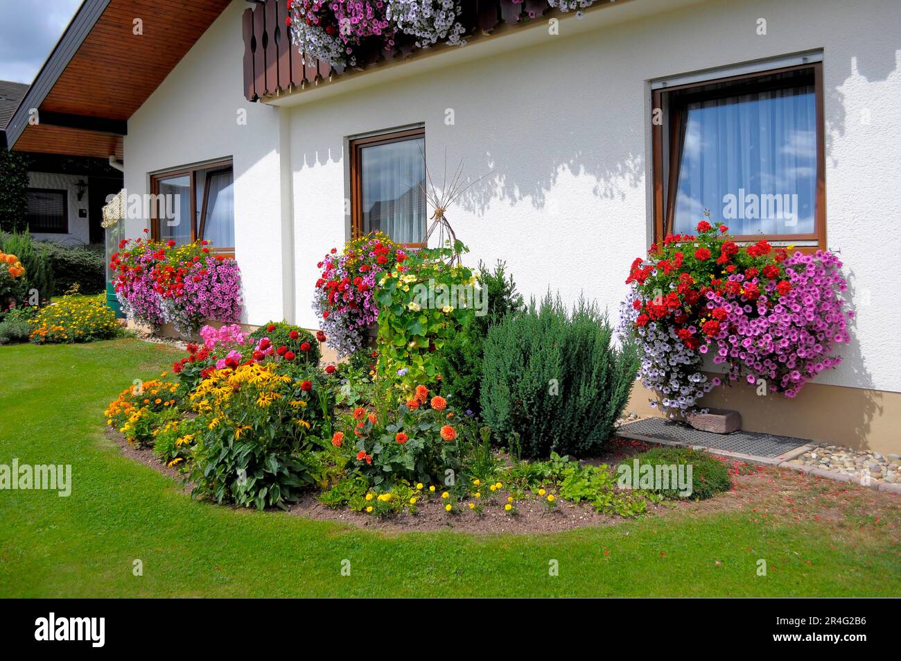 BadenWürttemberg, Schwarzwaldhaus mit Blumengarten im Sommer