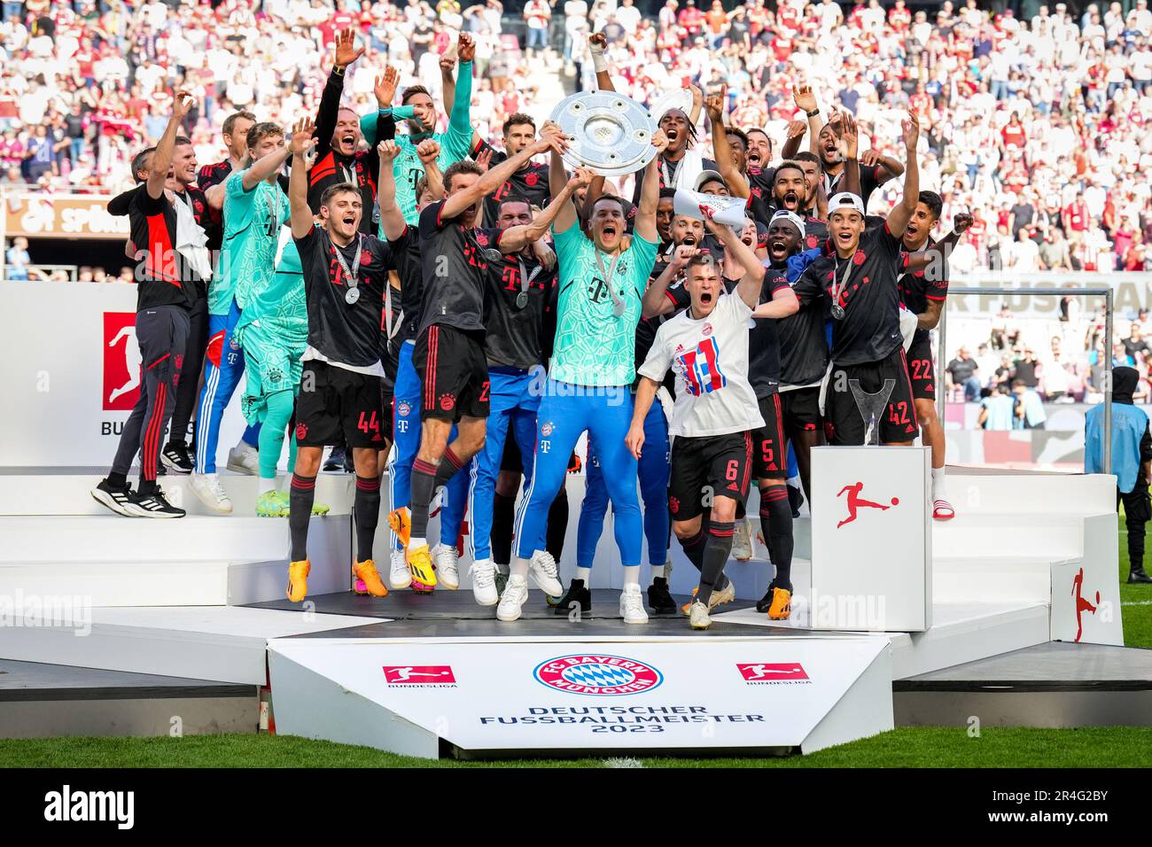 KÖLN, DEUTSCHLAND - MAI 27: Coach Thomas Tuchel vom FC Bayern München, Assistant Coach Zsolt Low vom FC Bayern München, Assistant Coach Arno Michels vom FC Bayern München, Torwart Coach Michael Computer vom FC Bayern München, Bouna Sarr vom FC Bayern München, Lucas Hernandez vom FC Bayern München, Manuel Neuer vom FC Bayern München, Alphonso Davies vom FC Bayern München, Johannes Schenk vom FC Bayern München, Yann Sommer vom FC Bayern München, Paul Wanner vom FC Bayern München, Dayot Upamecano vom FC Bayern München, Matthijs de Ligt vom FC Bayern München, Benjamin Pavard vom FC Bayern München, Joshua Kimm Stockfoto