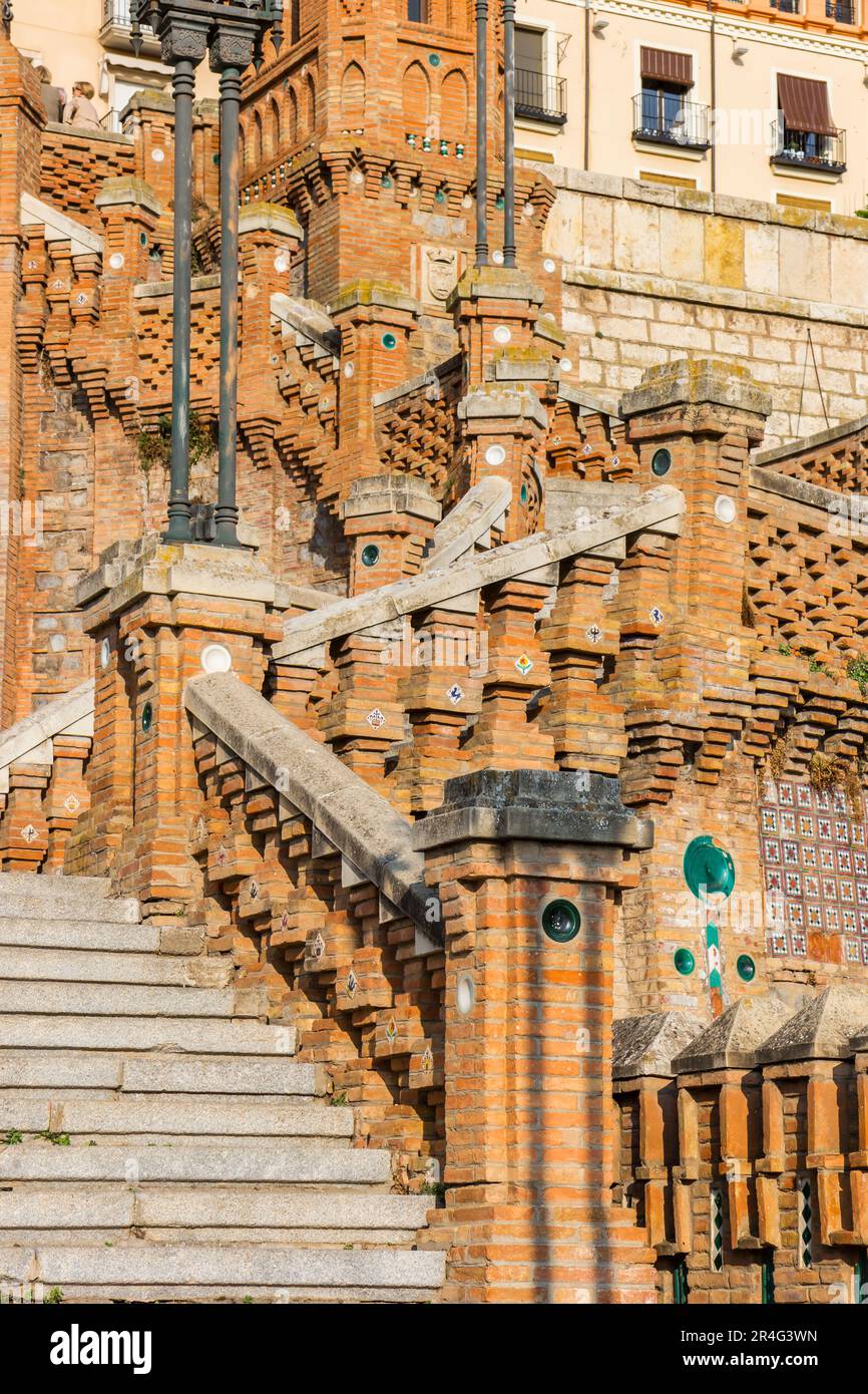 Stufen der historischen ovalen Treppe im maurischen Stil in Teruel, Spanien Stockfoto