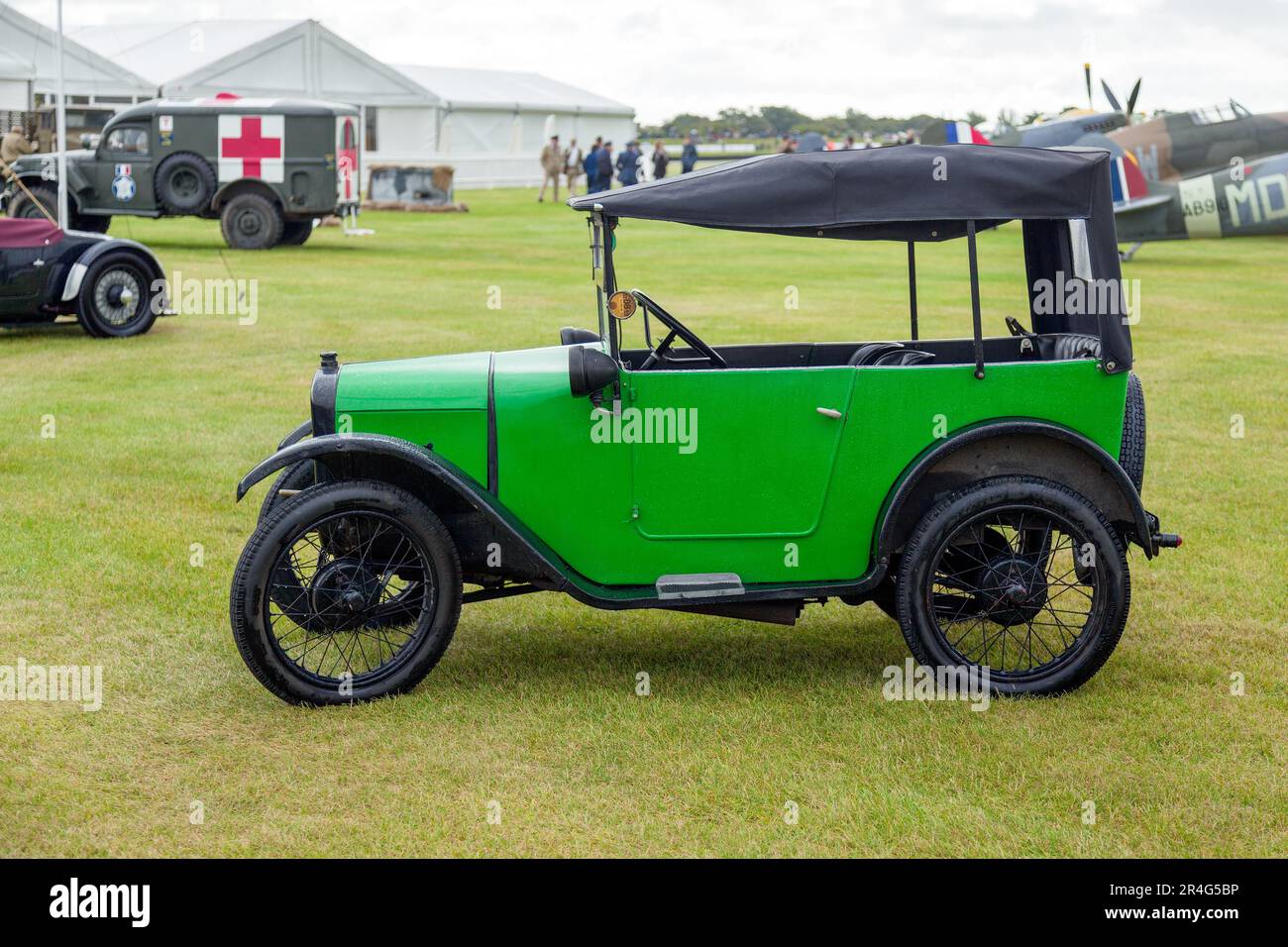 Austin Seven parkte auf dem Flugplatz beim Goodwood Revival Stockfoto