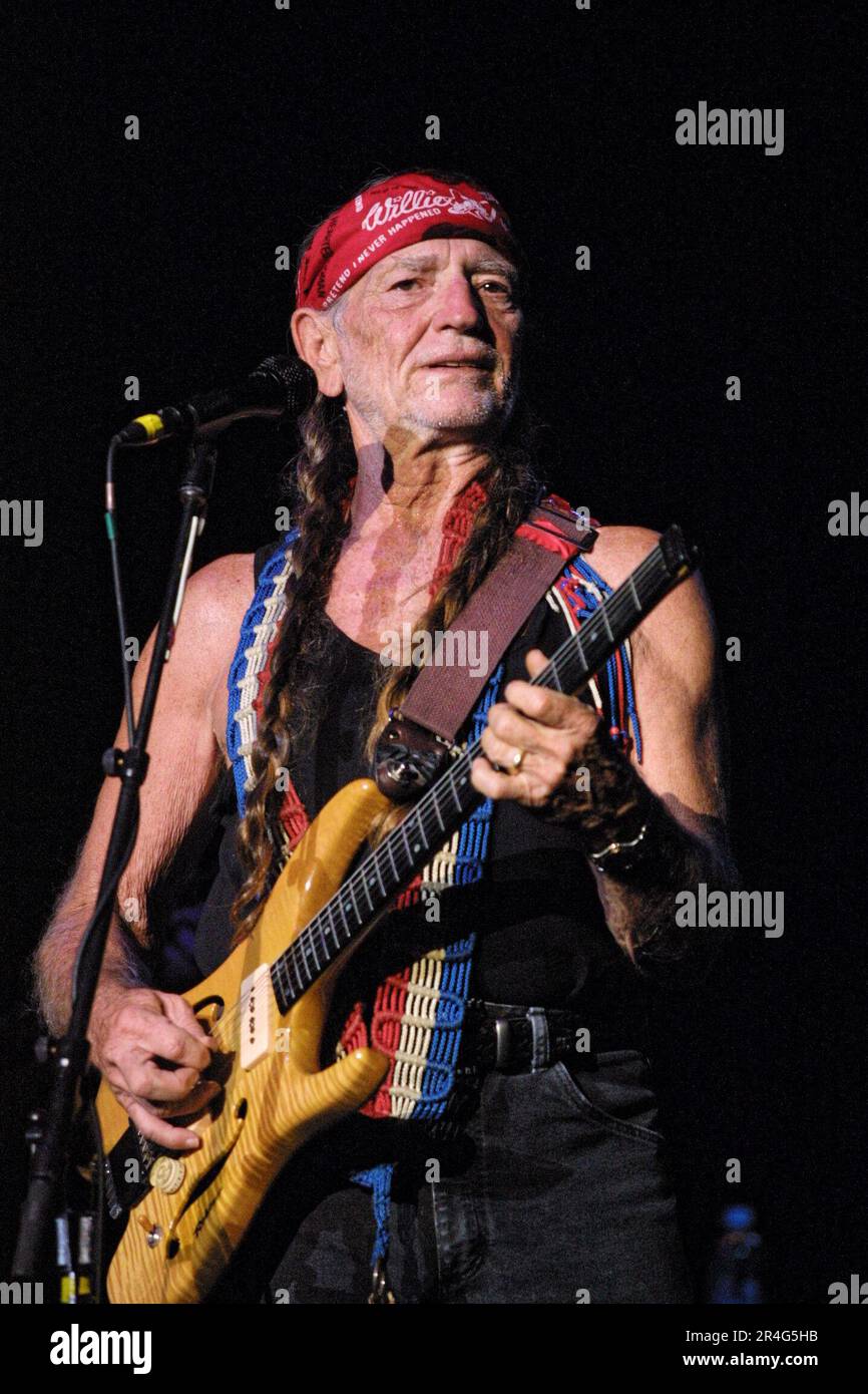 Willie Nelson, 68, tritt mit einer Robin Virtuoso kopflosen Gitarre während eines Kentucky State Fair-Konzerts im Cardinal Stadium am Dienstag, den 21. August 2001 in Louisville, Jefferson County, KY, auf. USA. Der multitalentierte Sänger, Songwriter, Instrumentalist, Schauspieler und politische Aktivist war ein Pionier der ikonoklastischen Bewegung „Outlaw Country“, ein Subgenre der Country-Musik, die sich Ende der 1960er Jahre als Alternative zum konservativeren „Nashville Sound“ entwickelte, der die Branche damals dominierte. (APEX MediaWire Foto von Billy Suratt) Stockfoto
