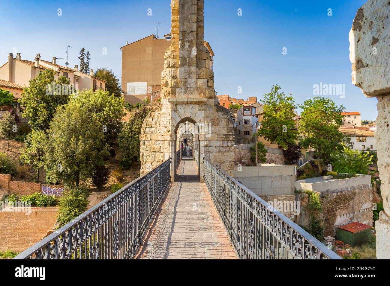 Wanderweg auf dem historischen römischen Aquädukt in Teruel, Spanien Stockfoto
