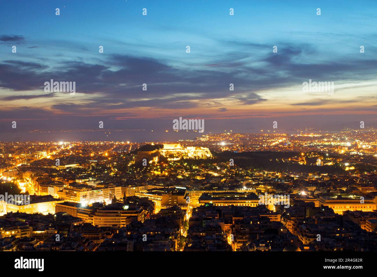 Die griechische Hauptstadt Athen mit der Akropolis nach Sonnenuntergang Stockfoto