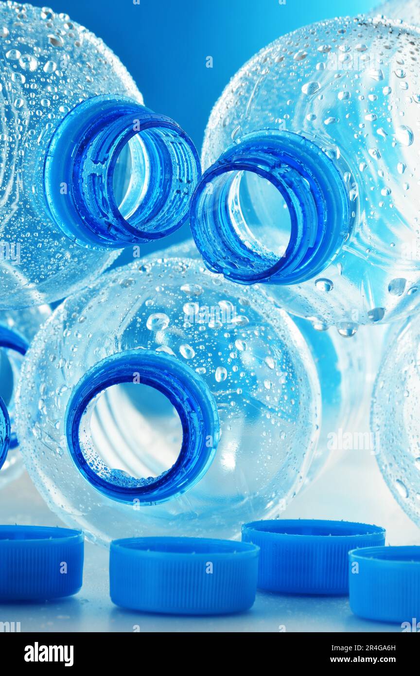 Komposition mit leeren Polycarbonat-Kunststoff-Flaschen Mineralwasser Stockfoto
