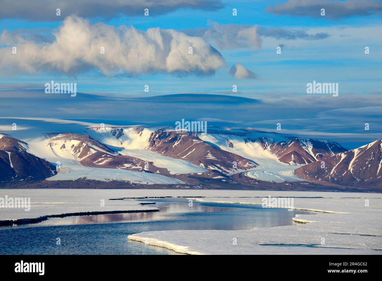 Gletscherspalte im Packeis, Manson Icefield Halbinsel und Jakeman Glacier, Ellesmere Island, Nunavut, Kanada Stockfoto