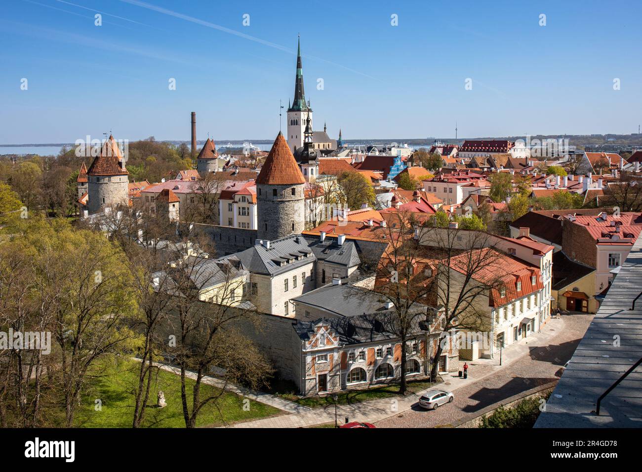 Von der Aussichtsplattform von Patkuli in Tallinn, Estland, können Sie die Dächer von Vanalinn oder der Altstadt betrachten Stockfoto
