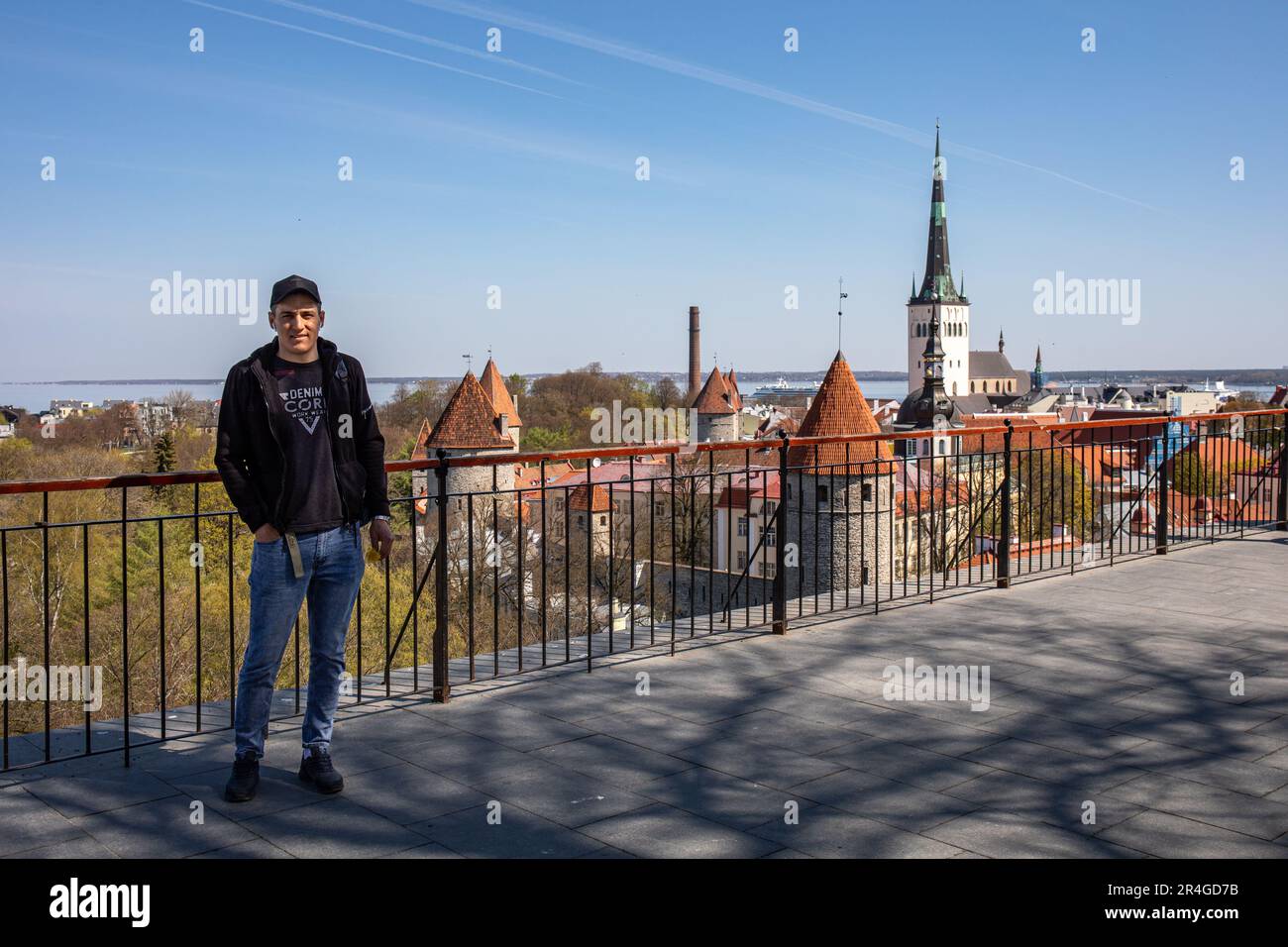 Mann steht auf Patkuli Vaateplats oder Aussichtspunkt in Vanalinn, der Altstadt von Tallinn, Estland Stockfoto