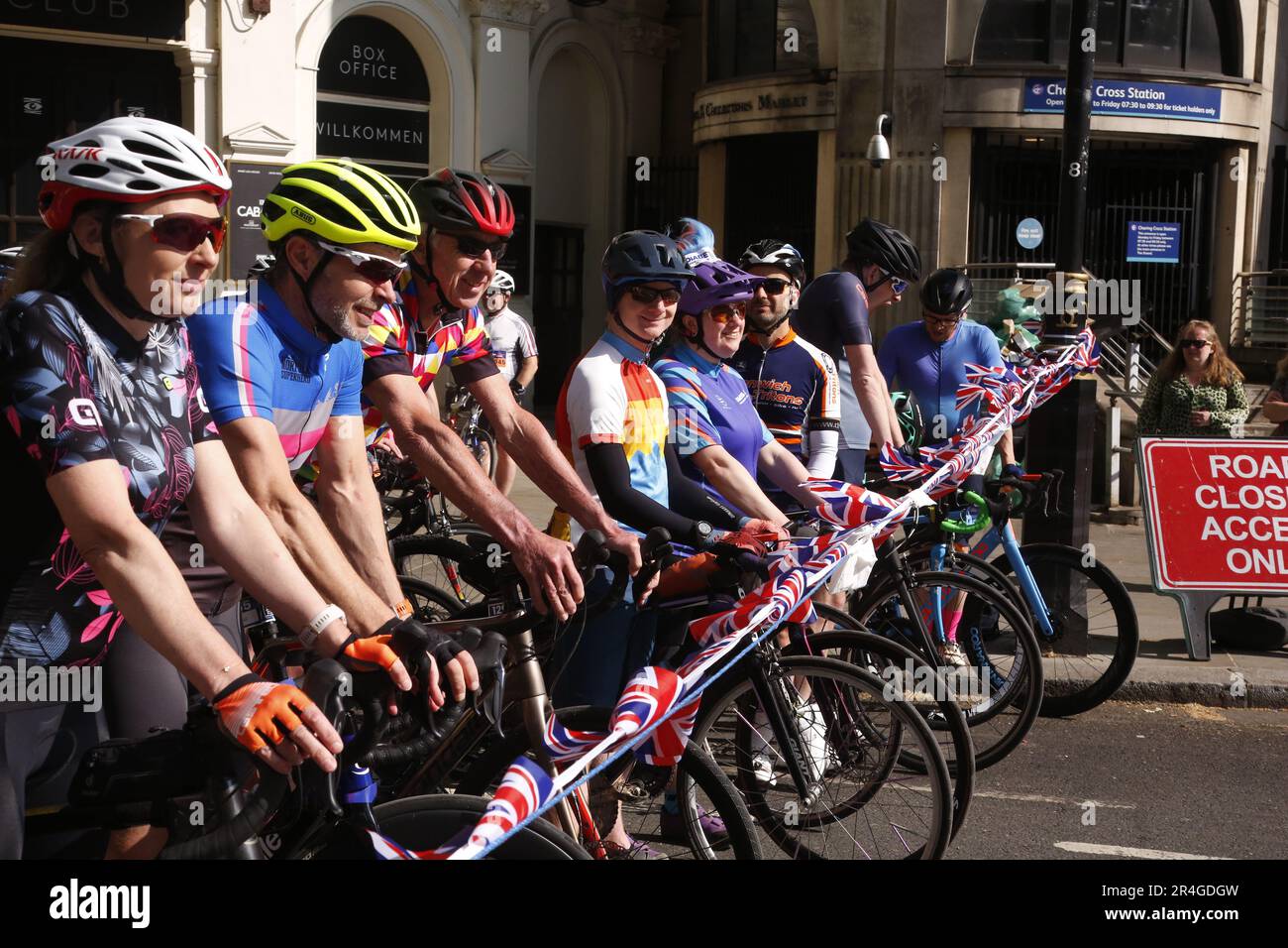 London, Großbritannien. 28/Mai/2023 Streets of London gesperrt für Ride London Cycling Event Hunderte von Radfahrern gingen für die jährliche Ride London Veranstaltung in die Straßen von London. Ab Embankment haben die Fahrer die Wahl zwischen einer Strecke von 100, 60 oder 30 Meilen. Die Fahrer auf der weitesten Reise erreichen Braintree in Essex, bevor sie zurückfahren. Kredit: Roland Ravenhill/Alamy. Stockfoto