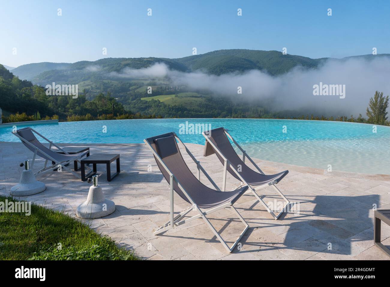 Swimmingpool im Agriturismo Rocca del Nera, Bauernhofunterkunft oder Hotel in der Nähe von Preci, Umbrien, Italien, mit Blick auf die Apenninen Stockfoto