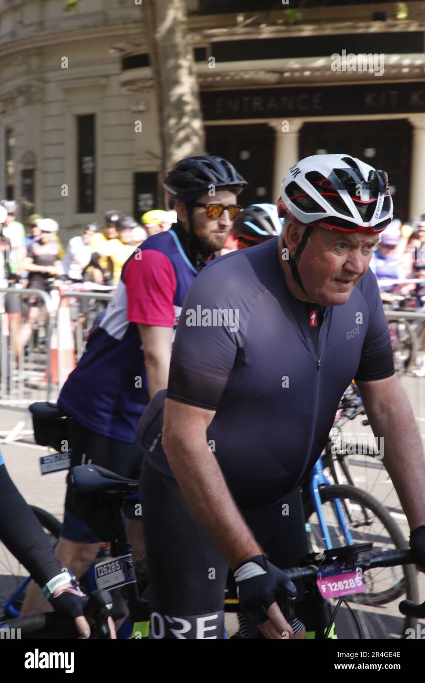 London, Großbritannien. 28/Mai/2023 Streets of London gesperrt für Ride London Cycling Event Hunderte von Radfahrern gingen für die jährliche Ride London Veranstaltung in die Straßen von London. Ab Embankment haben die Fahrer die Wahl zwischen einer Strecke von 100, 60 oder 30 Meilen. Die Fahrer auf der weitesten Reise erreichen Braintree in Essex, bevor sie zurückfahren. Ein Fahrer zu Beginn seiner Reise. Kredit: Roland Ravenhill/Alamy. Stockfoto