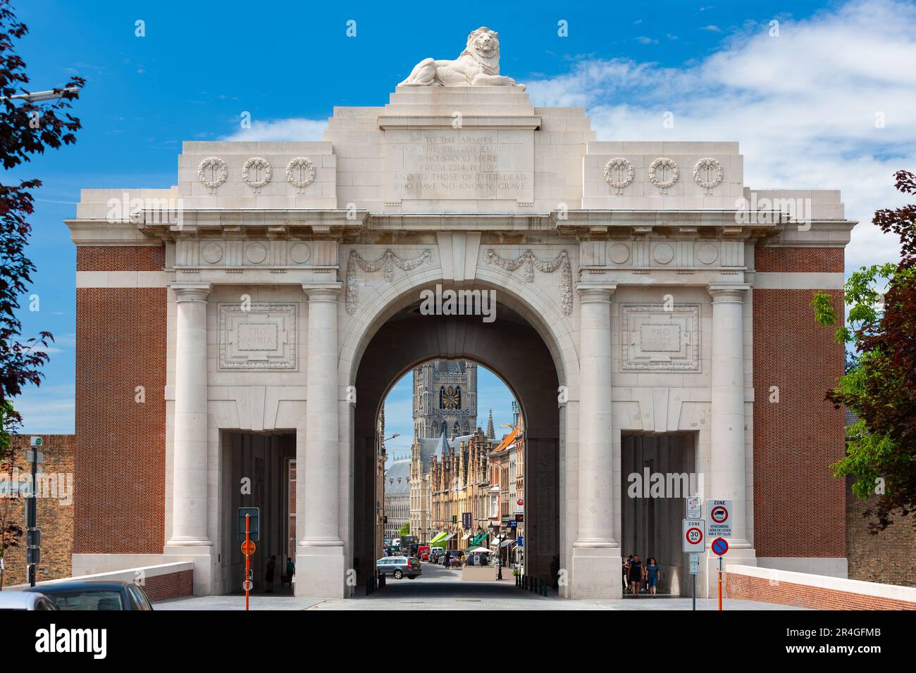 Ypern, Belgien - 7. Juli 2010 : Menen-Tor. Britisches Kriegsdenkmal, errichtet nach dem Ersten Weltkrieg zum Gedenken an tote Soldaten ohne bekanntes Grab. Stockfoto