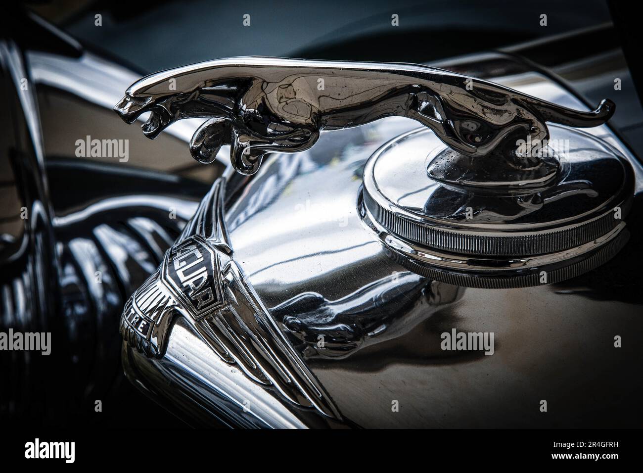 Nahaufnahme von einem alten Jaguar Automobil emblem Stockfoto