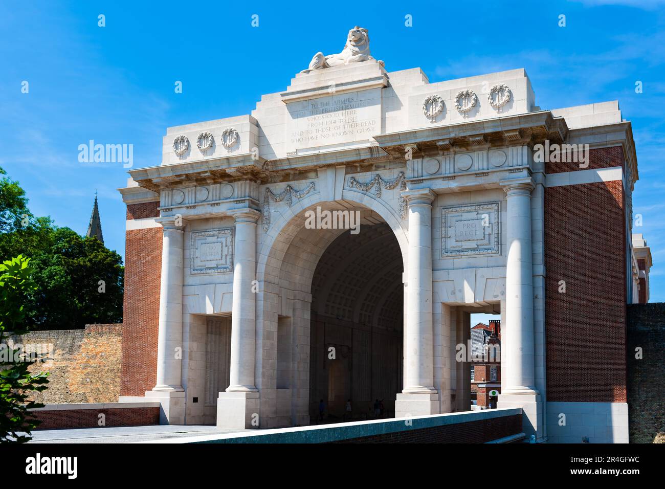 Ypern, Belgien - 8. Juli 2010 : Menen-Tor. Britisches Kriegsdenkmal, errichtet nach dem Ersten Weltkrieg zum Gedenken an tote Soldaten ohne bekanntes Grab. Stockfoto