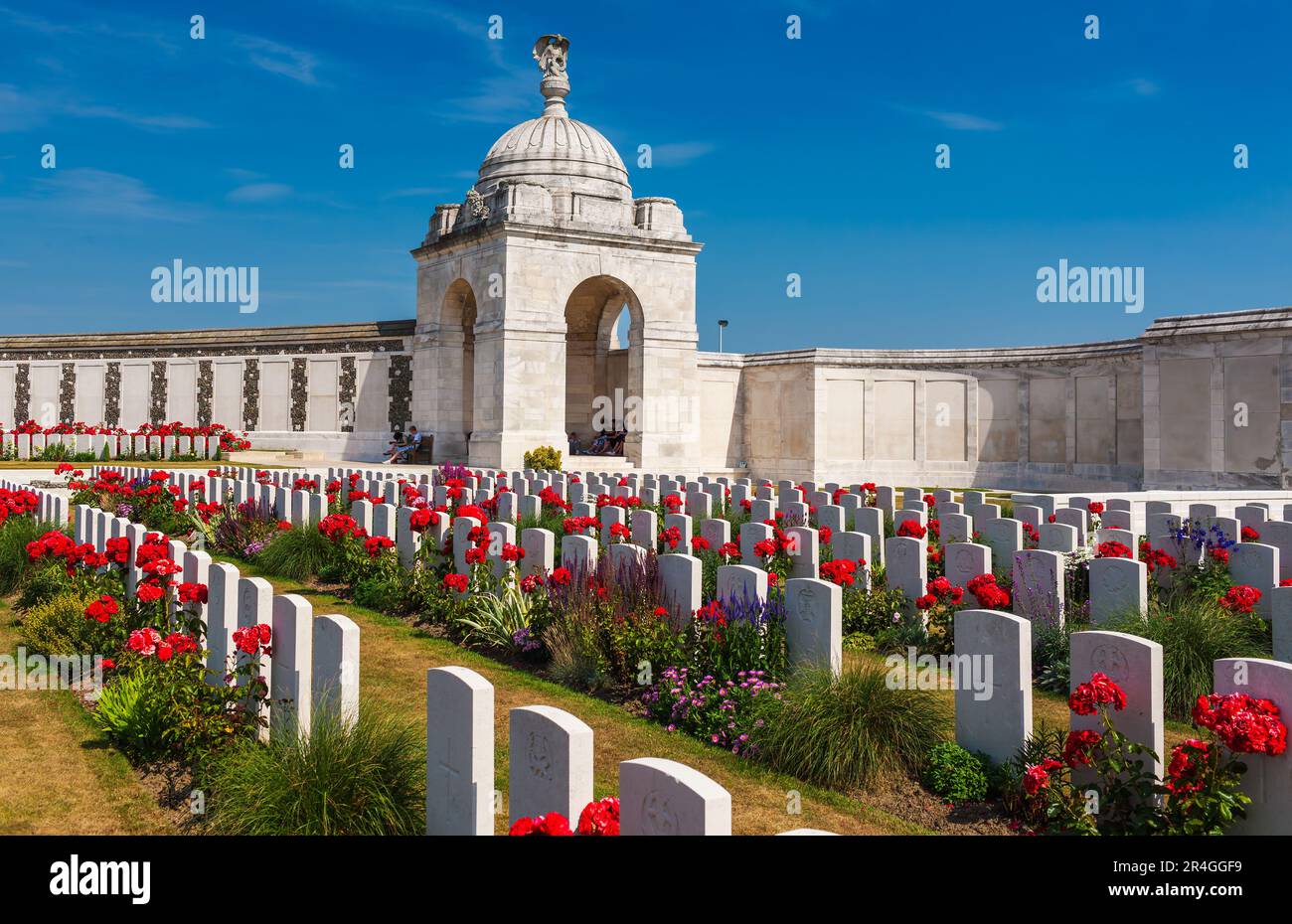 Zonnebeke, Belgien - 8. Juli 2010 : Friedhof Tyne Cot. Großer Commonwealth-Kriegsfriedhof, der größtenteils unbekannte Soldaten aus dem Ersten Weltkrieg enthält. Stockfoto