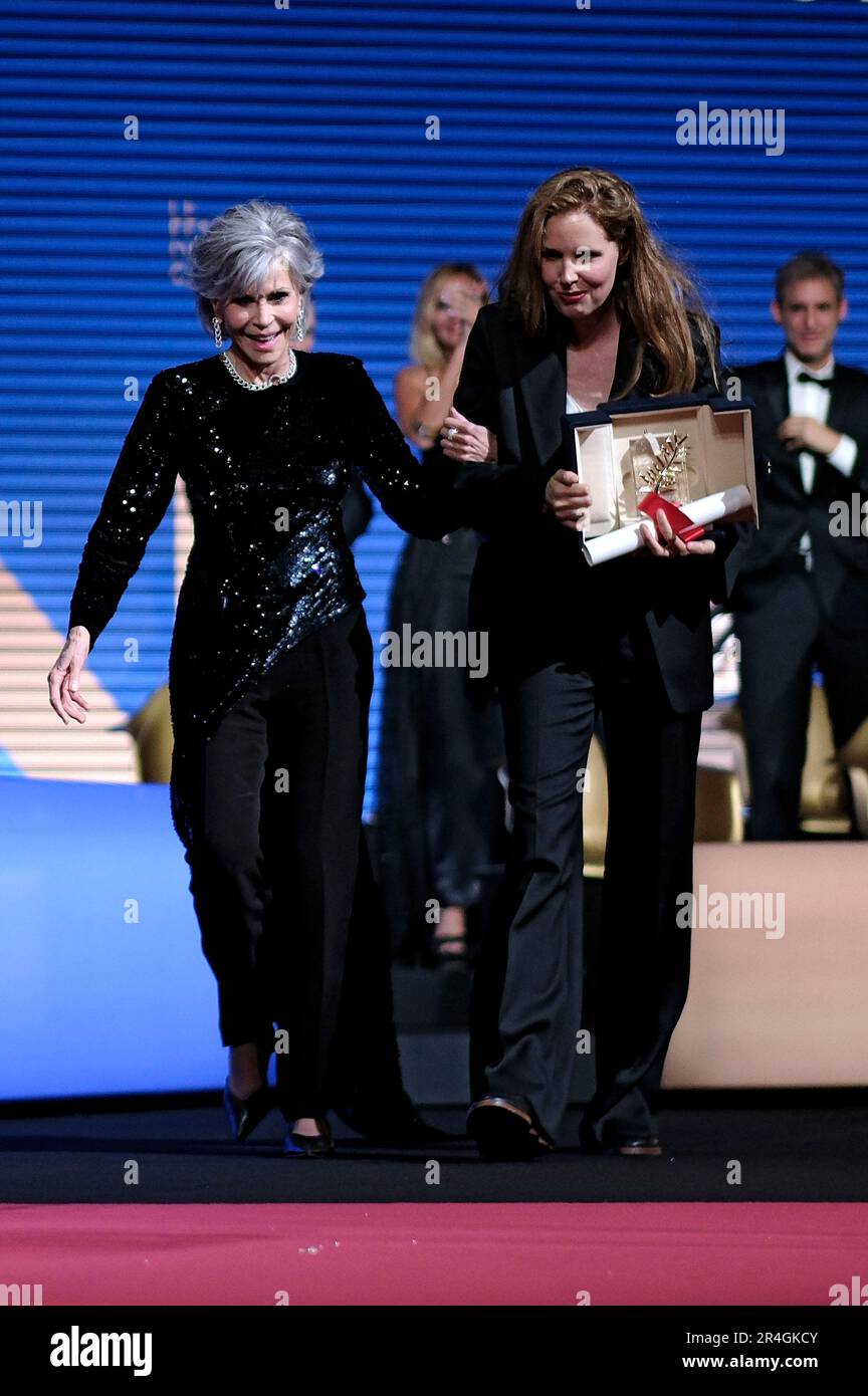 Jane Fonda und Justine Triet mit der Goldenen Palme für den besten Film 'Anatomie d'une Chute' bei der Preisverleihung auf dem Festival de Cannes 2023 / 76. Internationale Filmfestspiele von Cannes am Palais des Festivals. Cannes, 27.05.2023 Stockfoto