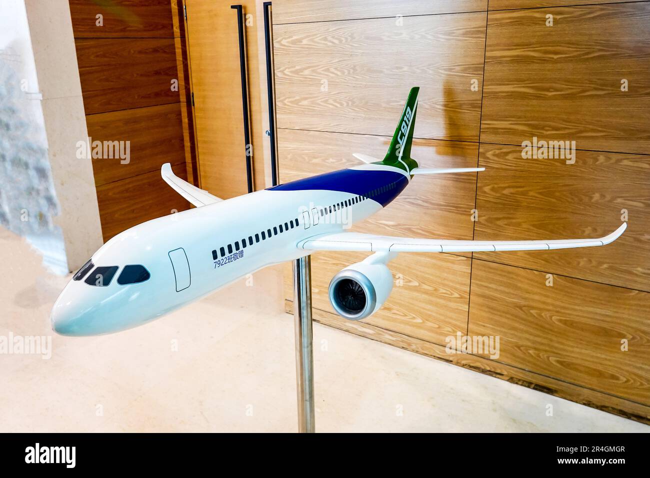 ZHENGZHOU, CHINA - 14. APRIL 2018 - Am Zhengzhou Institute of Aviation Industry Management in Zhengzhou, Zentralchina Provinz Henan, wird Ein Modell des eigenen großen Passagierflugzeugs C919 in Zhengzhou, 14. April 2018, gesehen. Am 28. Mai 2023, China Eastern MU9191, der erste kommerzielle Flug des im Inland entwickelten Großflugzeugs C919, dauerte 2 Stunden und 25 Minuten vom Flughafen Shanghai Hongqiao zum Flughafen Beijing Capital am Morgen. Der C919, vollständiger Name COMAC C919, ist ein großer Ziviljet, der von China in Übereinstimmung mit internationalen Zivilluftfahrtvorschriften und mit unabhängiger Intellec entwickelt wurde Stockfoto