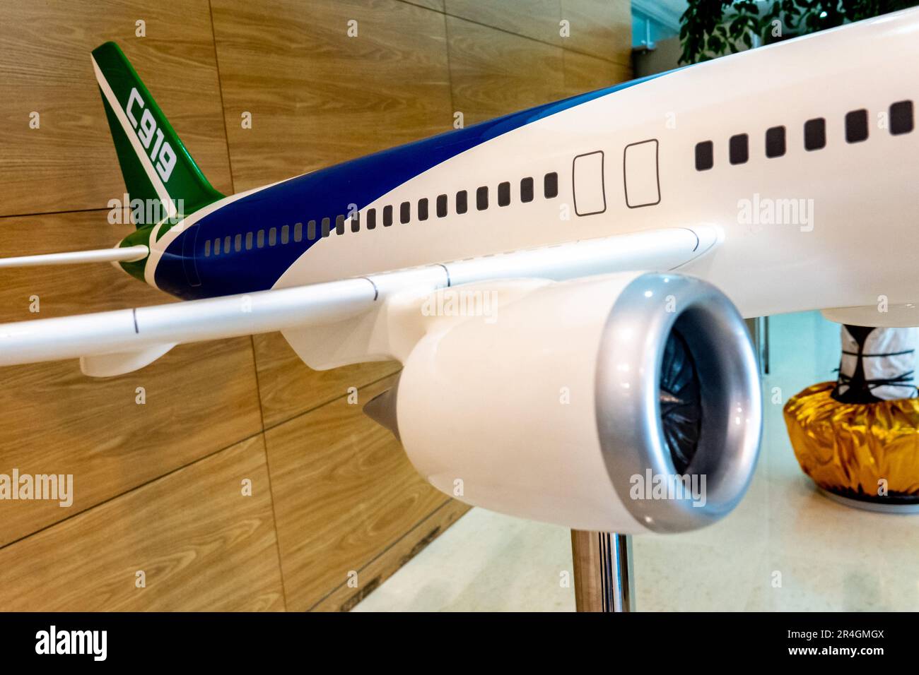 ZHENGZHOU, CHINA - 14. APRIL 2018 - Am Zhengzhou Institute of Aviation Industry Management in Zhengzhou, Zentralchina Provinz Henan, wird Ein Modell des eigenen großen Passagierflugzeugs C919 in Zhengzhou, 14. April 2018, gesehen. Am 28. Mai 2023, China Eastern MU9191, der erste kommerzielle Flug des im Inland entwickelten Großflugzeugs C919, dauerte 2 Stunden und 25 Minuten vom Flughafen Shanghai Hongqiao zum Flughafen Beijing Capital am Morgen. Der C919, vollständiger Name COMAC C919, ist ein großer Ziviljet, der von China in Übereinstimmung mit internationalen Zivilluftfahrtvorschriften und mit unabhängiger Intellec entwickelt wurde Stockfoto