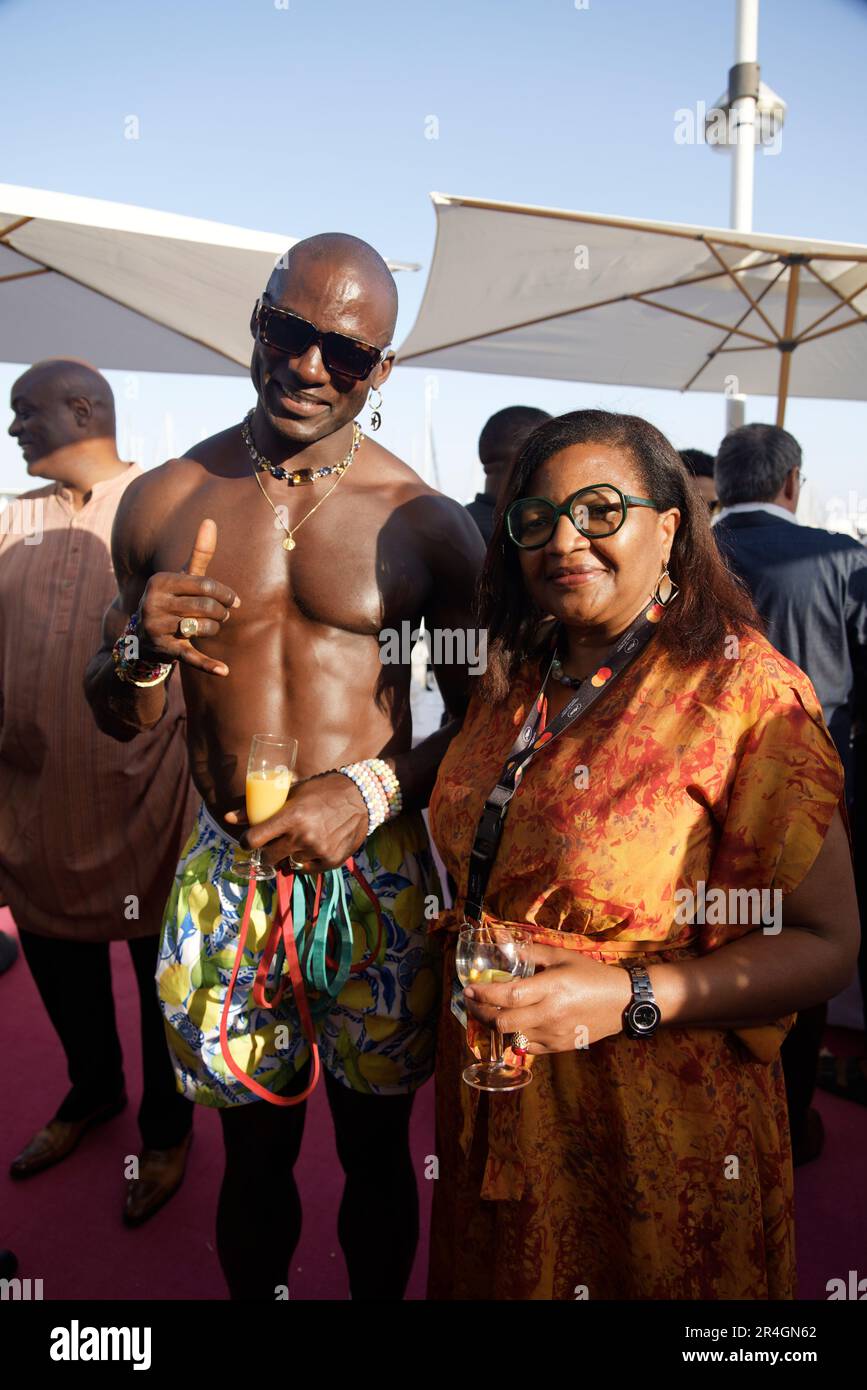 Cannes, Frankreich. 25. Mai 2023. Takam Alain Giresse und Karine Barclais nehmen an der Cocktailparty der nigerianischen Botschaft in Frankreich Teil Stockfoto