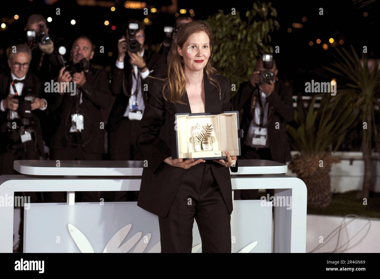 Justine Triet mit der Goldenen Palme für den besten Film 'Anatomie d'une chute' beim Photocall mit den Preisträgern auf dem Festival de Cannes 2023 / 76. Internationale Filmfestspiele von Cannes am Palais des Festivals. Cannes, 27.05.2023 Stockfoto