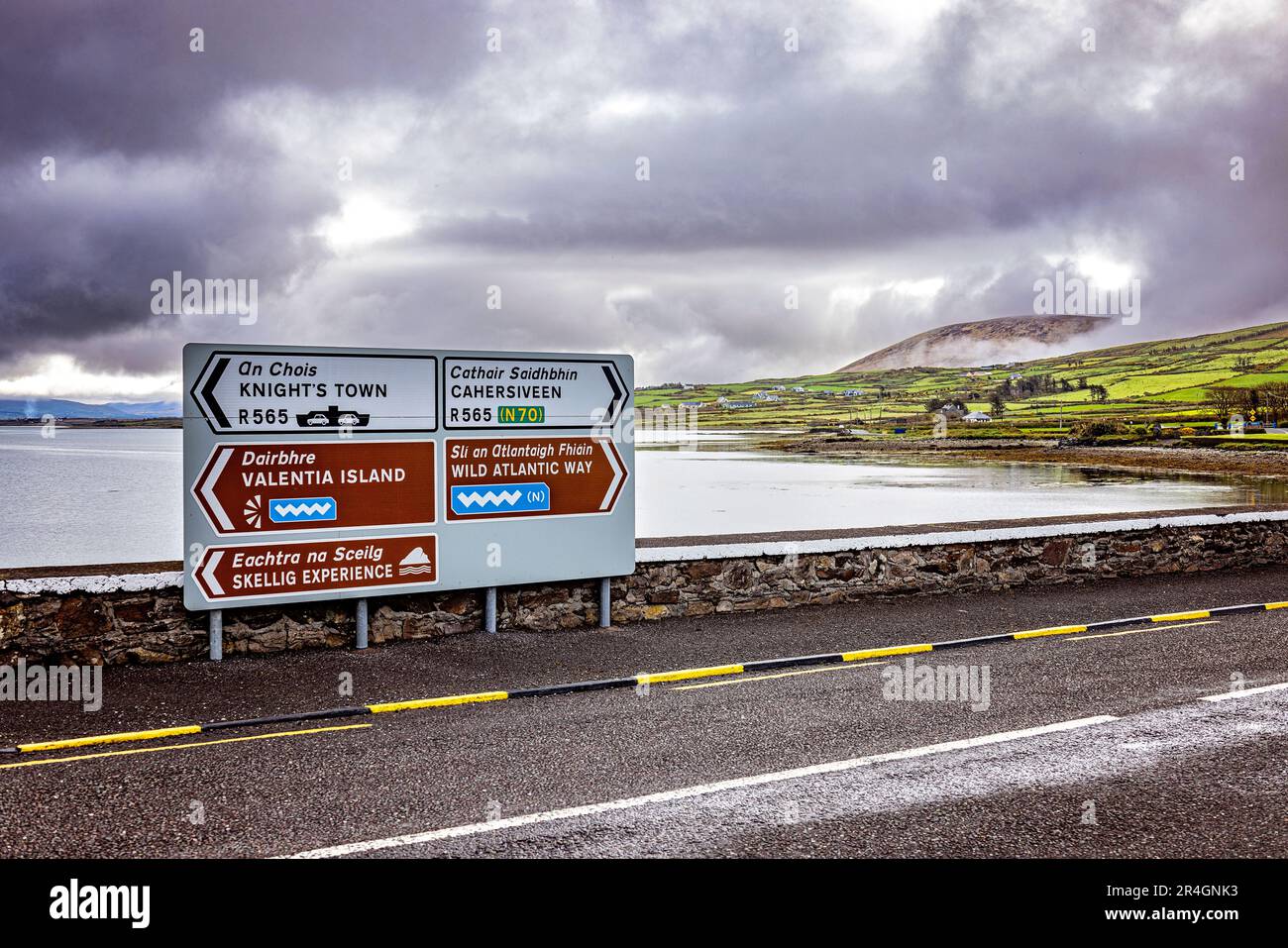 Straßenschild am Wild Atlantic Way in Portmagee, County Kerry, Irland Stockfoto