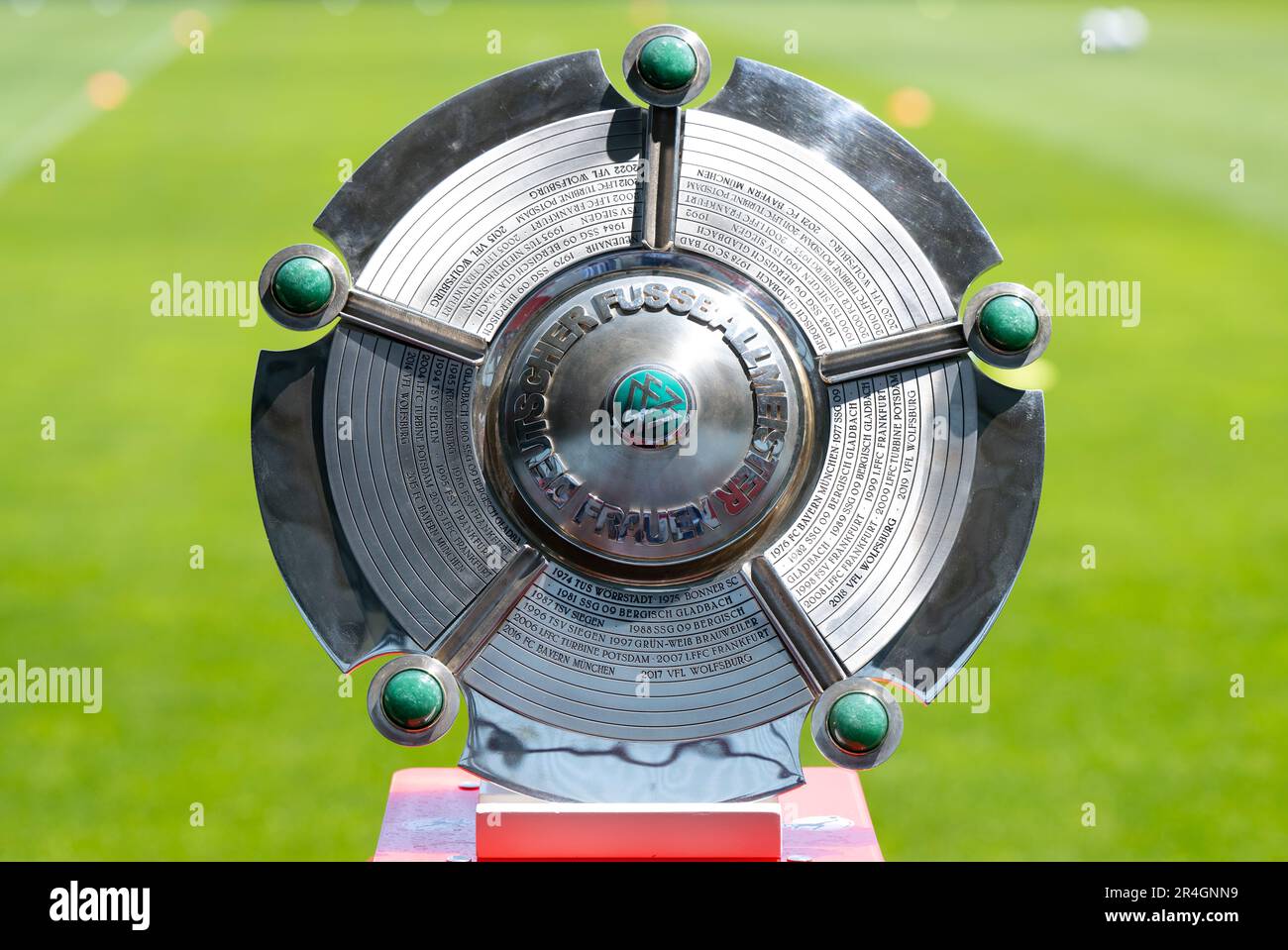 28. Mai 2023, Bayern, München: Fußball, Frauen: Bundesliga, Bayern München - Turbine Potsdam, Spieltag 22 auf dem FC Bayern Campus. Die Meisterschafts-Trophäe ist vor dem Spiel im Stadion. Foto: Sven Hoppe/dpa Stockfoto