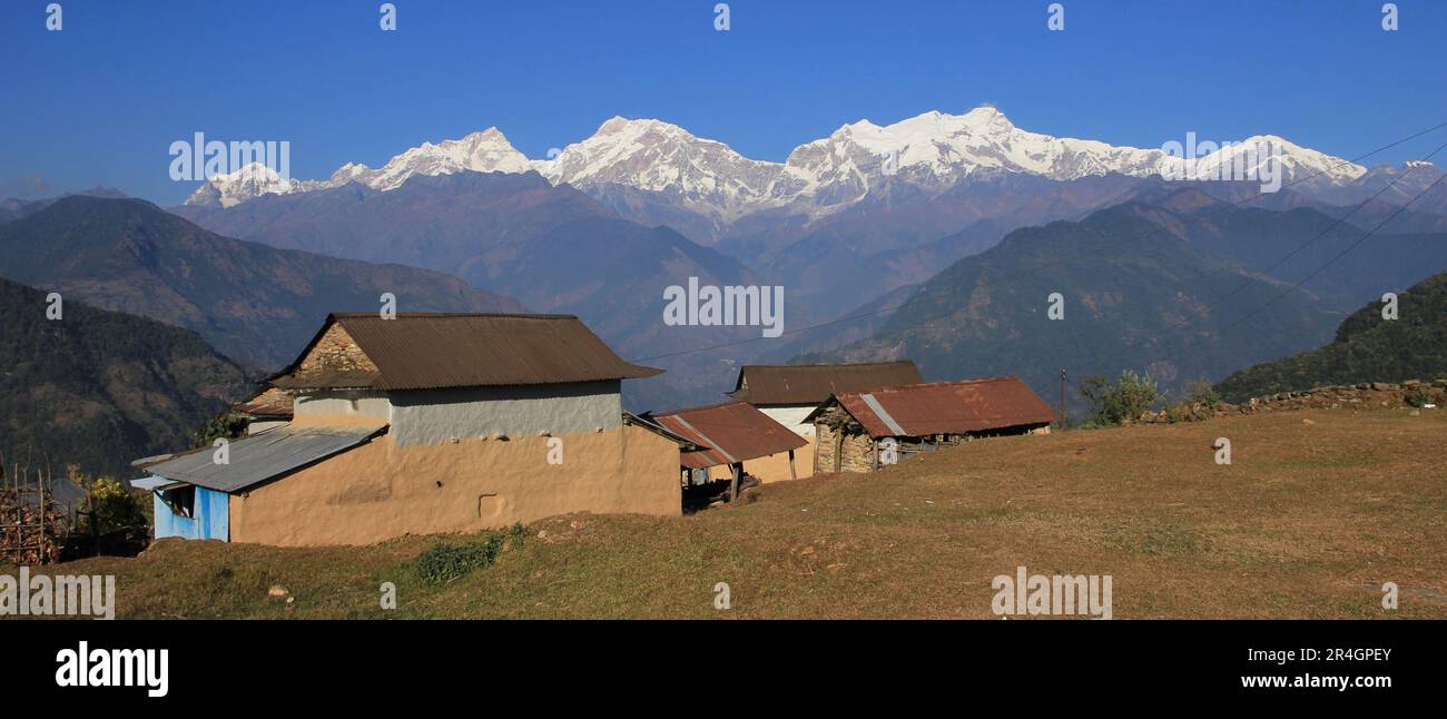 Bauernhäuser in der Nähe von Ghale Gaun und Manaslu Range, Nepal. Stockfoto