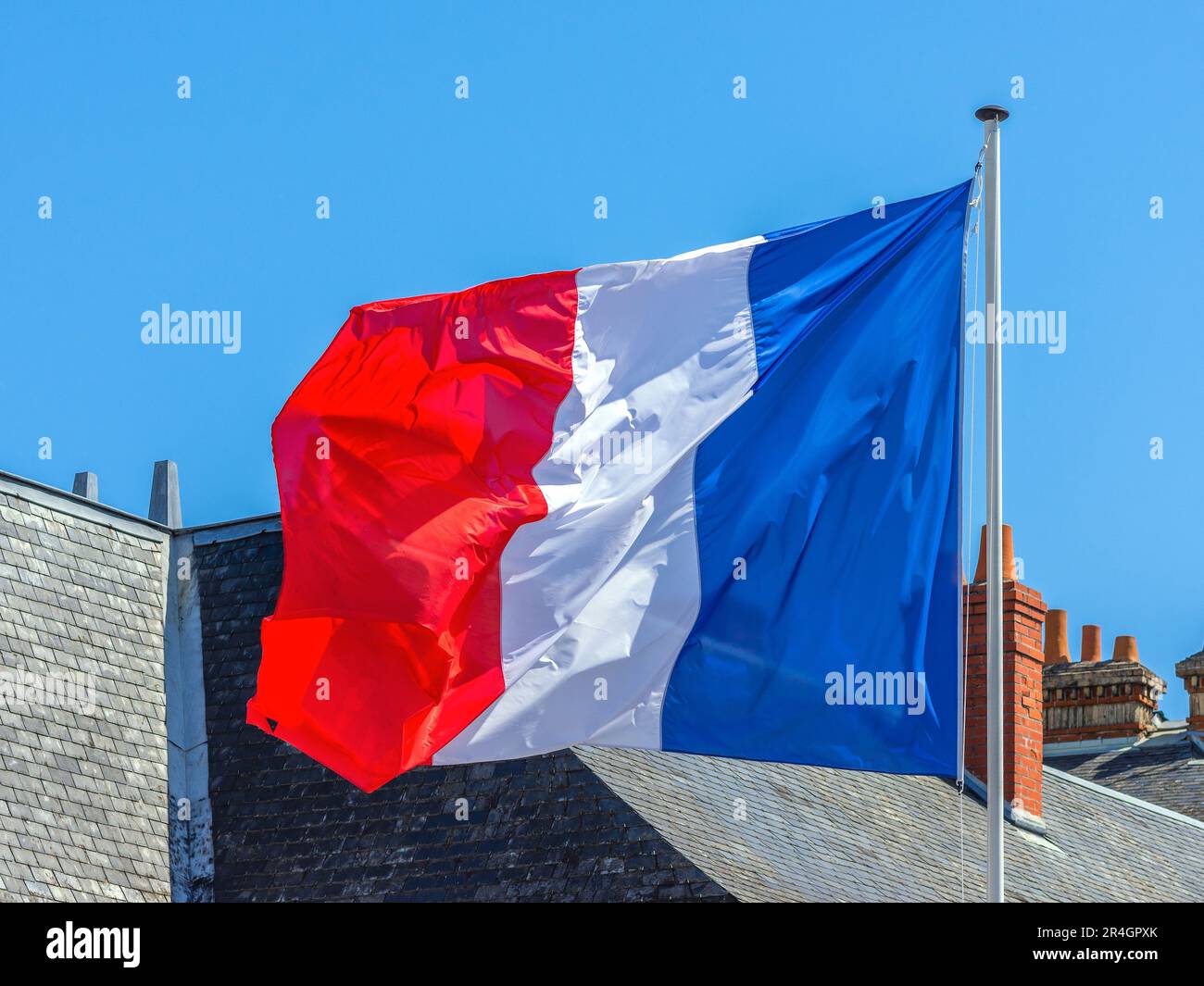 Französische Dreifarben-Nationalflagge - Tours, Indre-et-Loire (37), Frankreich. Stockfoto