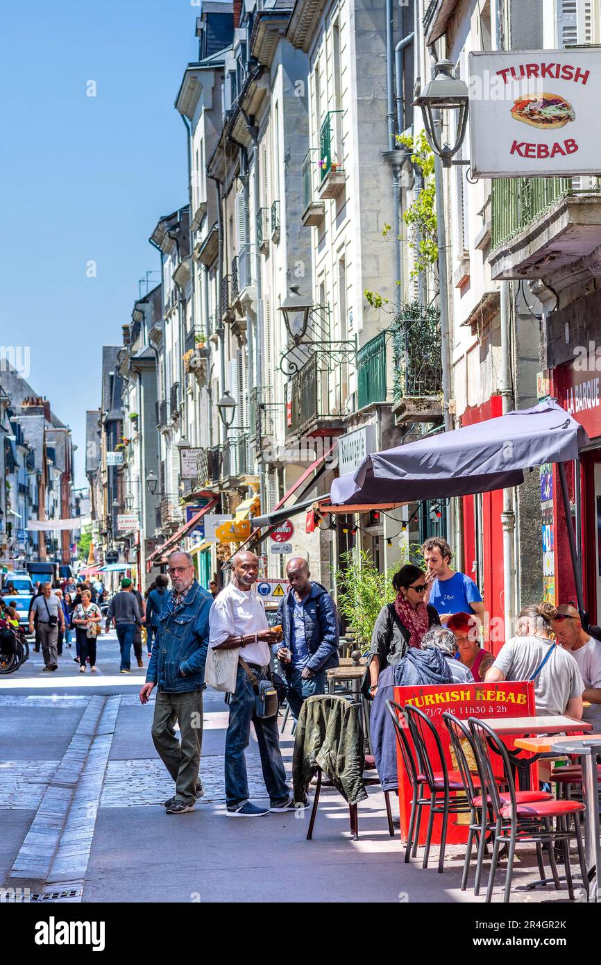 Überfüllte enge Straße mit Cafetstischen in der Altstadt - Tours, Indre-et-Loire (37), Frankreich. Stockfoto