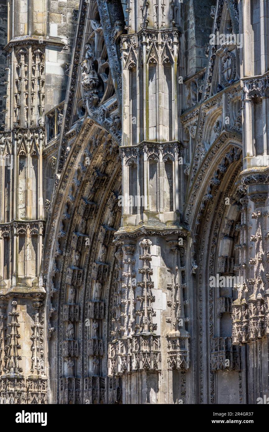 Detail aus geschnitztem Stein über dem Eingang zur Kathedrale - Tours, Indre-et-Loire (37), Frankreich. Stockfoto
