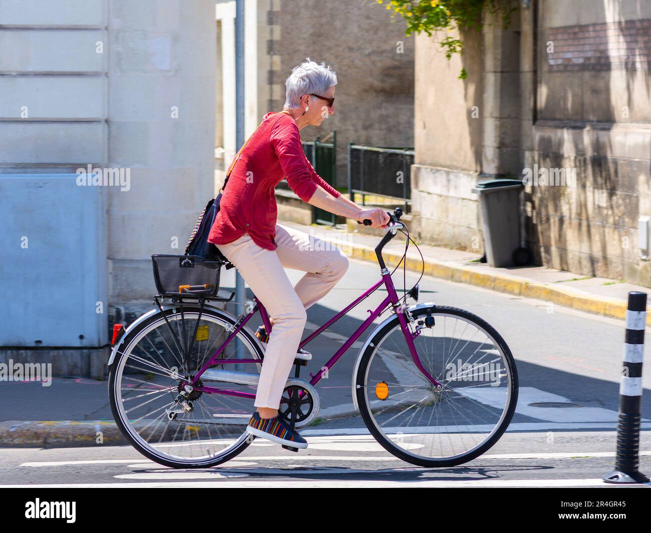 Radfahrerin auf der City Street - Tours, Indre-et-Loire (37), Frankreich. Stockfoto