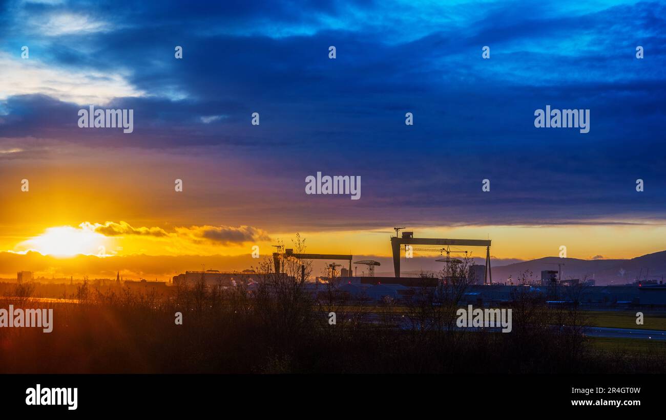Blick über den Hafen von Belfast bei Sonnenuntergang Stockfoto