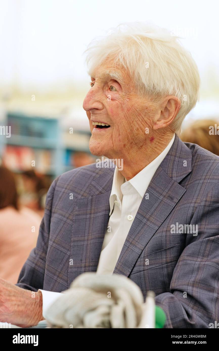 Hay Festival, Hay on Wye, Wales, Großbritannien – Sonntag, 28. Mai 2023 – Sir Michael Parkinson at the Hay Festival Buchhandlung unterzeichnet Kopien seines Buches My Sporting Life - The Hay Festival läuft bis Sonntag, 4. Juni 2023. Foto Steven May/Alamy Live News Stockfoto