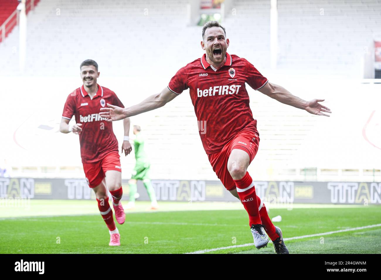 Antwerpen, Belgien. 28. Mai 2023. Vincent Janssen aus Antwerpen feiert seine Feier, nachdem er am Sonntag, den 28. Mai 2023 in Antwerpen, am 5. Tag der Spiele der Champions in der ersten Liga der „Jupiler Pro League“ der belgischen Meisterschaft bei einem Fußballspiel zwischen dem Royal Antwerpen FC RAFC und der Royale Union Saint-Gilloise ein Tor geschossen hat. BELGA FOTO TOM GOYVAERTS Kredit: Belga News Agency/Alamy Live News Stockfoto