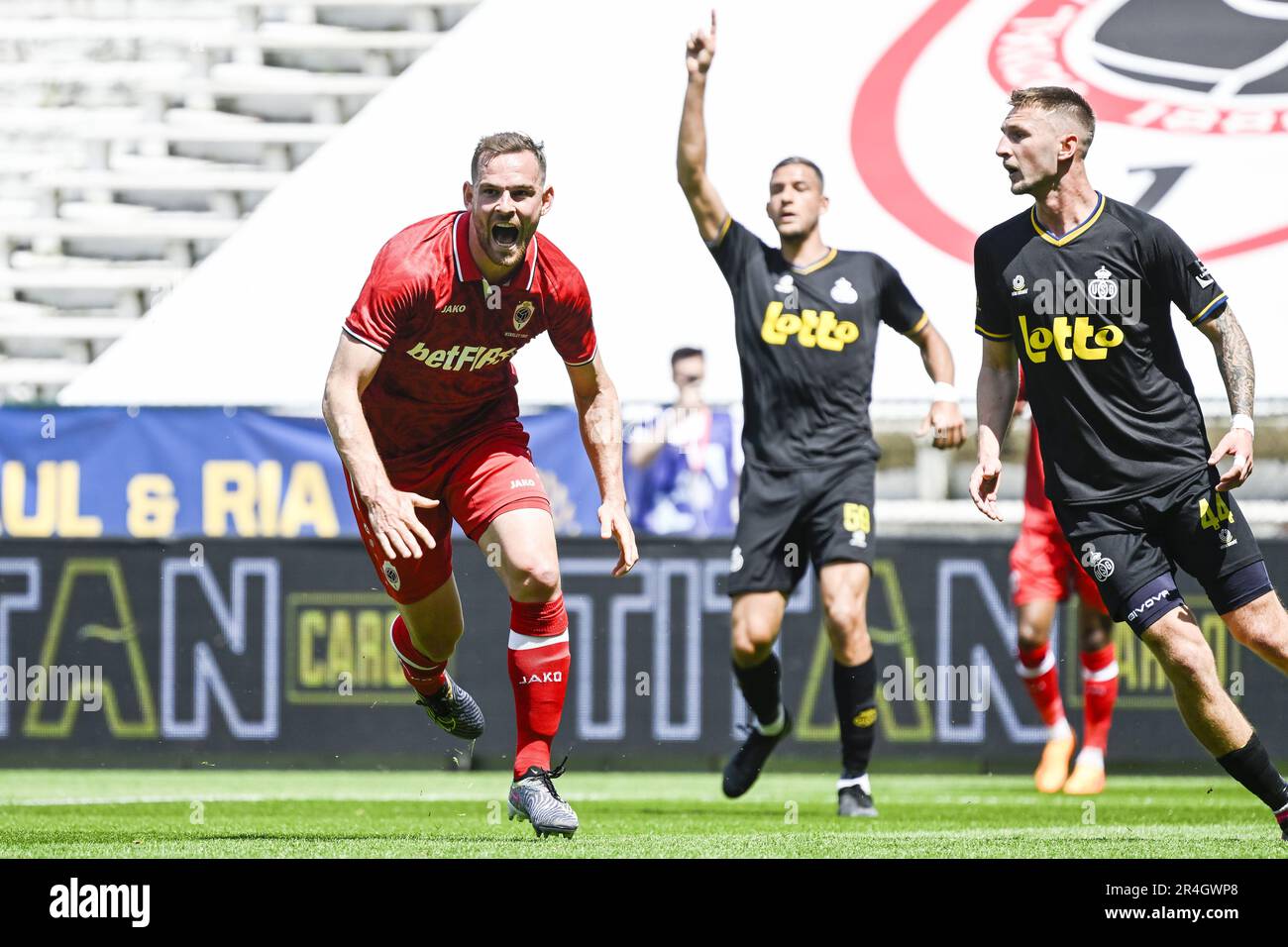 Antwerpen, Belgien. 28. Mai 2023. Vincent Janssen aus Antwerpen feiert seine Feier, nachdem er am Sonntag, den 28. Mai 2023 in Antwerpen, am 5. Tag der Spiele der Champions in der ersten Liga der „Jupiler Pro League“ der belgischen Meisterschaft bei einem Fußballspiel zwischen dem Royal Antwerpen FC RAFC und der Royale Union Saint-Gilloise ein Tor geschossen hat. BELGA FOTO TOM GOYVAERTS Kredit: Belga News Agency/Alamy Live News Stockfoto